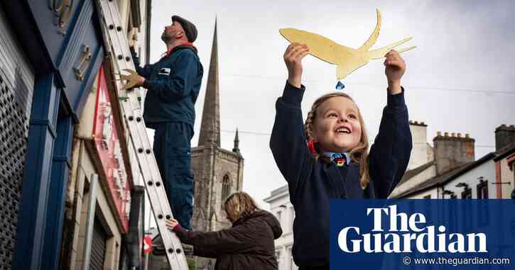 Enniskillen mounts Oscar Wilde tribute with flight of gold-leaf swallows