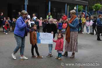 Bosmier ontvangt beloning voor proper houden school en omgeving