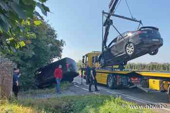 Twee voertuigen belanden in de gracht na botsing in Alken - Het Belang van Limburg