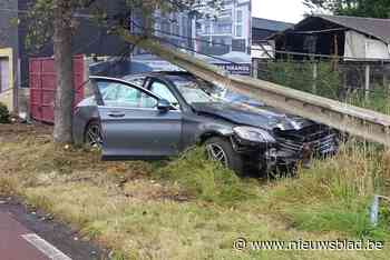 Auto ramt paal in Halen: bestuurder gewond naar ziekenhuis