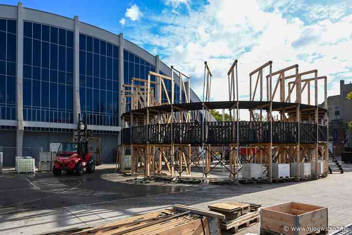 De Carrousel strijkt neer op het Arenaplein