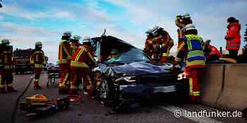 BRUCHSAL | BMW kollidiert mit Lastwagen und wird total zerstört - Landfunker