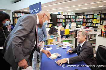 "Je suis en forme, vous savez!", lance Nicolas Sarkozy à ses fans en dédicace à Nice