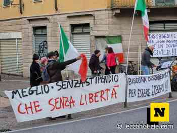 Manifestazione no green pass a Lecco, una decina di persone al presidio - Lecco Notizie