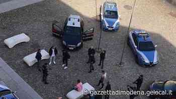 Modena, ragazzina palpeggiata in piazza Roma: arrestato diciassettenne - La Gazzetta di Modena