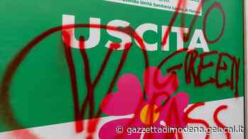 Modena. I negazionisti alzano ancora il tiro giornalista ritratto con svastica in fronte - La Gazzetta di Modena