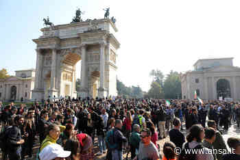 Green pass: all'Arco della Pace a Milano in 500 in presidio - Agenzia ANSA