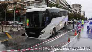 Bus kippt bei schweren Stürmen in Griechenland in Erdloch