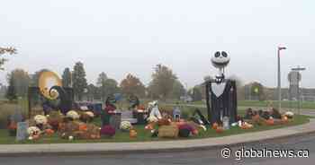 Vaudreuil-Dorion turns heads with Tim Burton-inspired spooky Halloween display - Global News