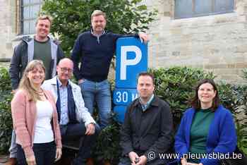Blauwe zone wordt afgeschaft in heel het dorpscentrum: “We zetten meer in op kortparkeren en gaan dat strenger controleren”