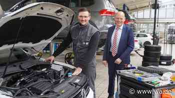 Kfz-Mechatroniker Karolis Baltrukonis (l.) ist Bestprüfling Ausbildung beim Autohaus Franken - Westfälischer Anzeiger