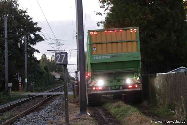 Tractor rijdt bovenleiding treinspoor kapot: “Deze weg is te smal voor onze mastodonten”