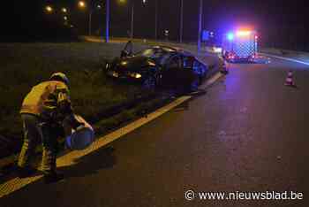 Beschonken bestuurder ramt vangrail, gaat over de kop en probeert te voet te vluchten. - Het Nieuwsblad