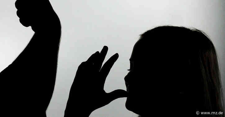 Mannheim:  21-Jährige boxt Polizisten