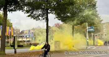 Derby in aantocht: Keizer Karelplein kleurt even geel door rookbommen - De Gelderlander
