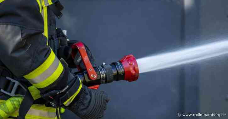 Tonne an Flüchtlingsheim brennt: Polizei fahndet nach Duo