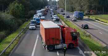 E313 richting Lummen bij Ranst volledig versperd door vrachtwagen die dwars over de rijbaan staat - Het Laatste Nieuws