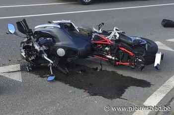 Motorrijder (50) in levensgevaar na zware botsing op N42