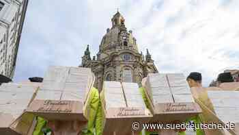 Christstollen reifen in Frauenkirche - Süddeutsche Zeitung