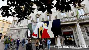 Parma, esposta sul palazzo della Provincia la grande tela per l'Afghanistan - foto - La Repubblica