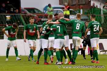 🎥 Waanzin: doelman krijgt rood voor aanval ... op eigen ploegmaat