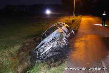 Brandweer blust wagen die in gracht is beland na ongeval, maar bestuurder is spoorloos