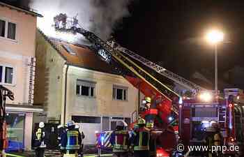 Dachstuhl in Brand: Nächtlicher Großeinsatz in Plattling - Plattling - Passauer Neue Presse