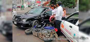 Invade auto carril y derriba a mujer en Cuernavaca - Diario de Morelos