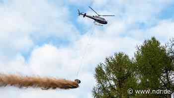 Lüneburger Heide: Hubschrauber streuen Kalk über Wälder - NDR.de