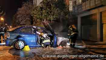 Auto steht in einer Tiefgarageneinfahrt in Flammen