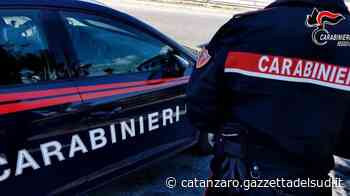 Crotone, incendio devasta la porta d'ingresso di un negozio di generi alimentari - Gazzetta del Sud - Edizione Catanzaro, Crotone, Vibo