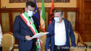 Bari, ristoratore sbarcato dalla Vlora diventa cittadino italiano: 'Un grande onore, io mi sento barese' - Repubblica TV