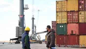 Bari, al porto respinti i No Pass che hanno istigato alla ribellione: "Qui siamo tutti vaccinati". E scatta l… - La Repubblica