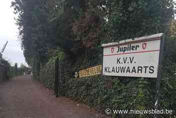 Na vier rode kaarten en de gelijkmaker delen voetballers klappen uit aan scheidsrechter, politie moet tussenbeide komen