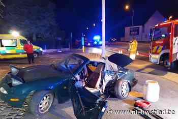 Oldtimer knalt tegen paal: koppel naar ziekenhuis