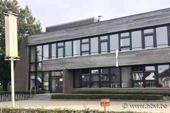 Gemeentebestuur hangt geknoopt laken uit als teken van verzet tegen armoede - Het Belang van Limburg