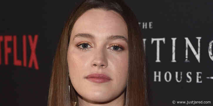 You's Victoria Pedretti Opens Up About Staying Away From Social Media