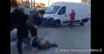 Prato, i cinesi pestano i pachistani. Violenza sconvolgente, ecco la "integrazione" all'italiana - LiberoQuotidiano.it