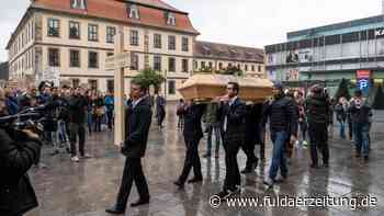 Fulda: Demo auf Uniplatz gegen geplante Schließung der VR-Bank-Filialen - Fuldaer Zeitung