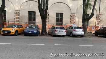 Modena. Ciclabili e marciapiedi Un percorso a ostacoli tra tavolini e cantieri - La Gazzetta di Modena