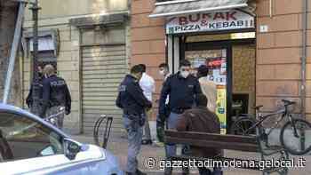 Modena. Maxi rissa in Corso Vittorio Emanuele: due feriti «Ci siamo chiusi nel negozio per la paura» - La Gazzetta di Modena