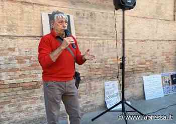 Modena, in piazza le parole dei medici che dicono no al Green Pass - La Pressa