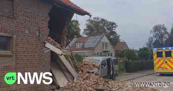 Vrouw rijdt tegen stal in Linter en die stort grotendeels in - VRT NWS