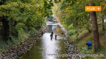 Angler holen Skier, Räder und einen Autositz aus Lechkanal