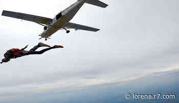 Enzo Celulari posta foto saltando de paraquedas nas redes sociais - R7.COM