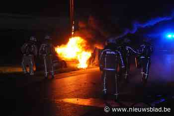 Wagen brandt volledig uit nadat twintigjarige man op paal botst aan Dodengang, bestuurder kan ontsnappen