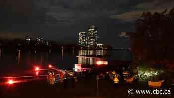 Montreal firefighter trapped in St. Lawrence River after boat capsizes during rescue mission