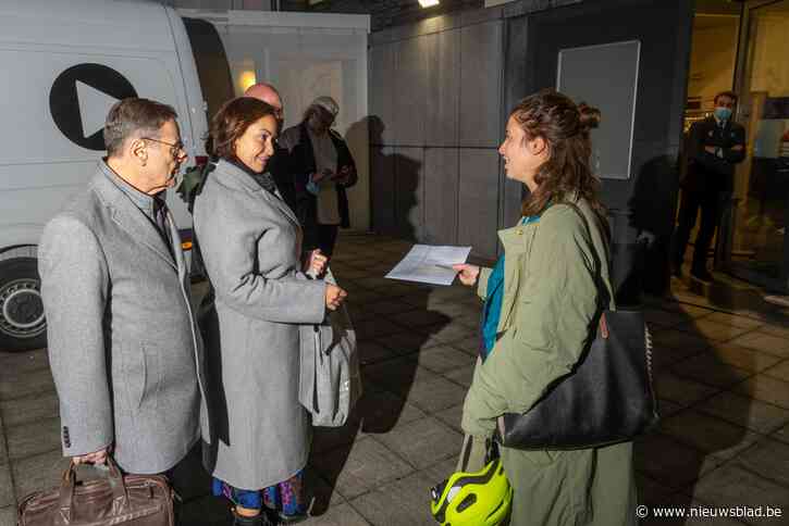 Ouders overhandigen petitie tegen sluiting kinderopvang aan schepen Ait Daoud