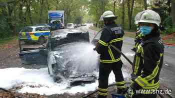Einsatz nahe A24: Fahrer von brennendem Auto flüchtet in Waldstück bei Glinde | shz.de - shz.de