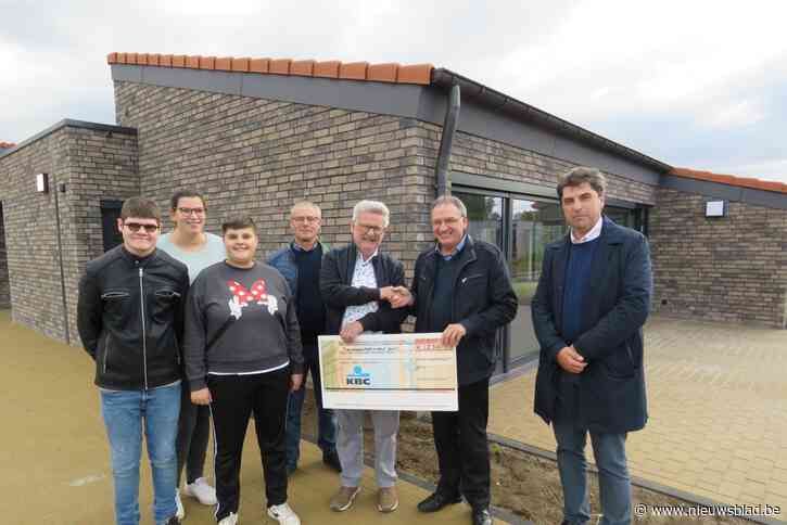 Bouwinnovatie schenkt 2.500 euro aan semi-internaat ‘t Hoeveke